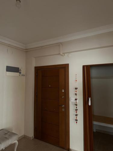 une chambre avec une porte et une chambre avec un lit dans l'établissement YZC apart, à Soğuksu