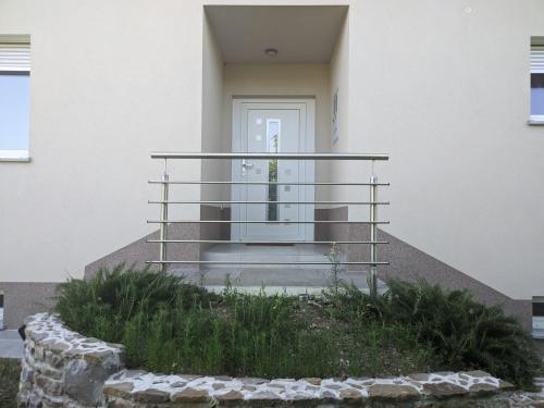 un escalier menant à une porte dans un bâtiment dans l'établissement Počitniška hiša Hum, à Kojsko