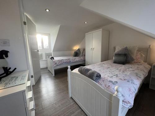 Un pat sau paturi într-o cameră la 3 Bedrooms 2 Bath Cottage Balcony Garden Dogs Free
