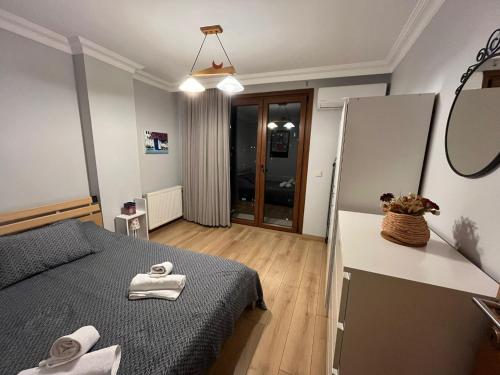 ein kleines Schlafzimmer mit einem Bett und einem Spiegel in der Unterkunft Newly decorated Apartment close to Şişli metro in Istanbul in Istanbul