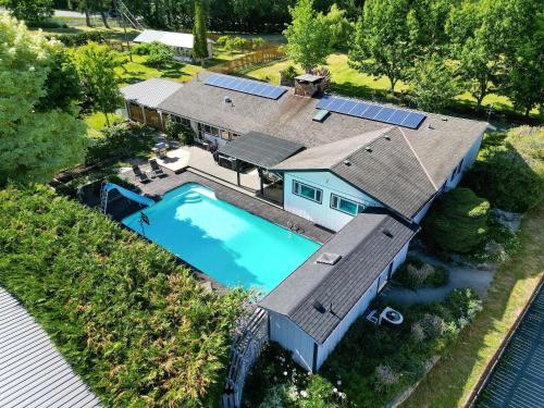 an aerial view of a house with a swimming pool at Casa De Kai in Mill Bay