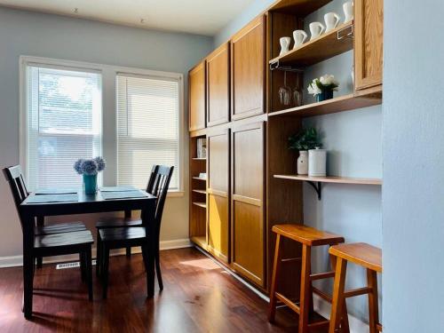 - une salle à manger avec une table et des chaises dans l'établissement Green Roof Inn - Centrally Located 2BR/1BA Home, à Evansville