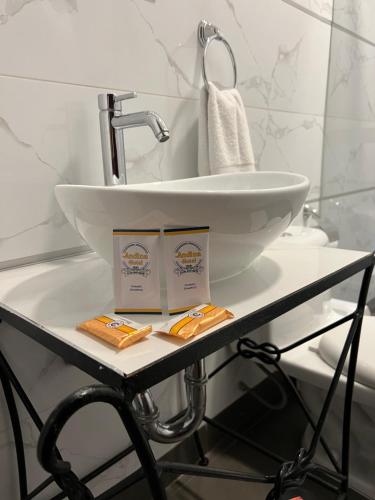 - un lavabo avec 2 paquets de dentifrice dans l'établissement Hotel Andina, à Cusco