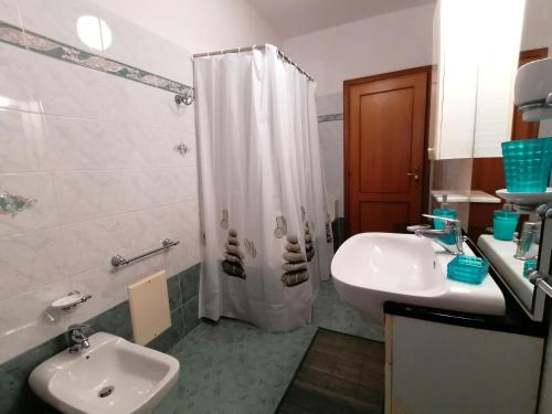 a bathroom with a sink and a shower and a toilet at Mary Rose ideale per 2 famiglie o gruppi di amici in Spongano