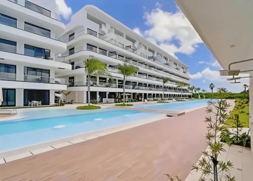 Bazén v ubytování Hermoso Apartamento Cana Rock Star Acceso Directo a la Piscina C-105, C-106, B-102 y B-104 nebo v jeho okolí