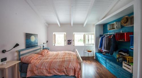 een slaapkamer met een bed en een blauwe muur bij Casa Tommasini in Capaccio-Paestum