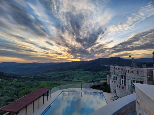 - une vue sur le coucher du soleil depuis le balcon d'un bâtiment dans l'établissement VyVE Grazalema AT, à Grazalema