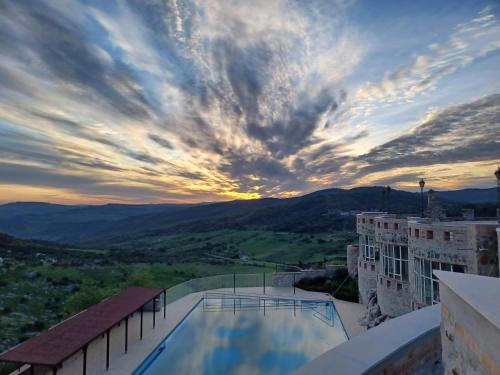 een uitzicht op de zonsondergang vanaf het balkon van een gebouw bij VyVE Grazalema AT in Grazalema