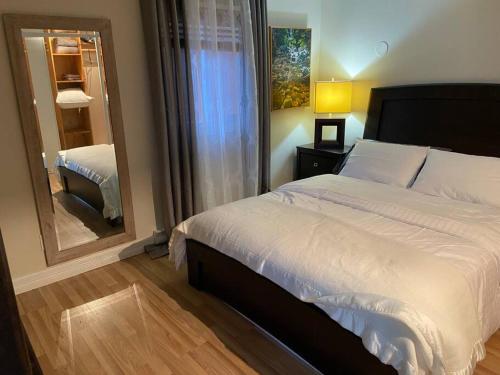 En eller flere senge i et værelse på Adorable 2-bedroom guesthouse with free parking