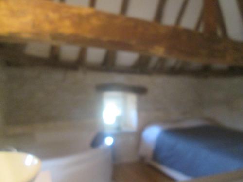 1 dormitorio con cama y luz en una habitación en Le pigeonnier, en Virac
