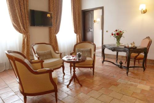 - un salon avec des chaises, une table et une table dans l'établissement Chambres d'hôtes Relais Mira Peis, à Mirepoix