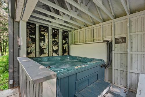 an outdoor hot tub in the middle of a house at Le Panaché-Chalet à louer Stoneham in Stoneham