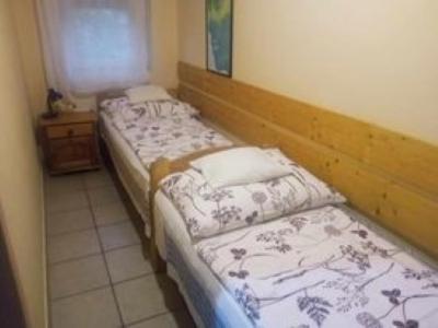Habitación pequeña con 2 camas individuales en Pelikán Szállás, en Nagykanizsa