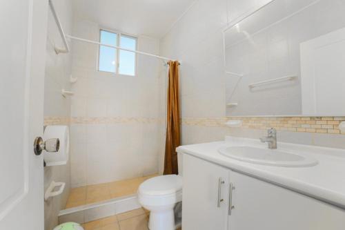 a white bathroom with a toilet and a sink at DPTOS - SIEMPRE DE RELAX in Tonsupa