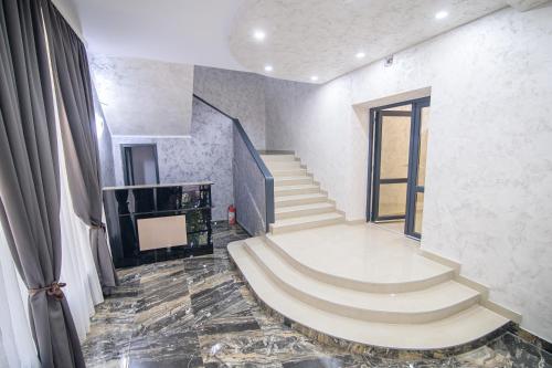 - un escalier dans une chambre avec un escalier dans l'établissement Vila Dumbrava, à Eforie Sud