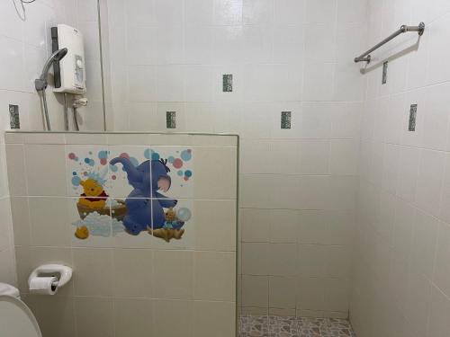 ein Bad mit einem WC und einem Aufkleber an der Wand in der Unterkunft ธนวรรณรีสอร์ท - Thanawan Resort in Ban Phra Trong