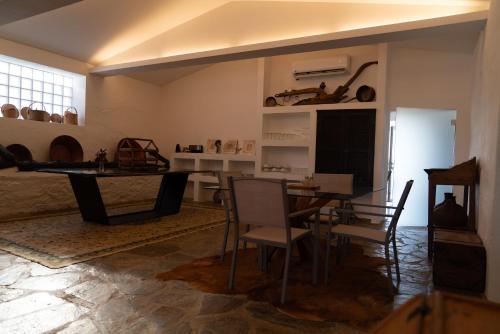 a living room with a table and chairs at Monte dos Cordeiros in Vila Viçosa