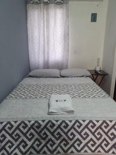 a bed with a white hat on top of it at ESTUDIO EL ANGEL. in Santa Cruz Huatulco