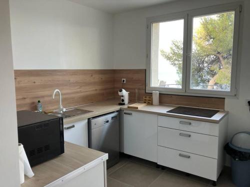 A kitchen or kitchenette at Appartement T4 terrasse et vue