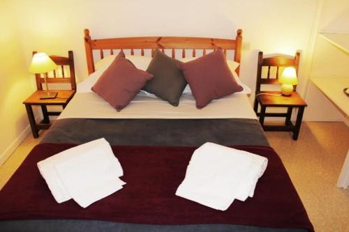 une chambre avec un grand lit avec deux oreillers dans l'établissement Petit Loft Cosy - gare centre ville - 4 personnes, à Carcassonne