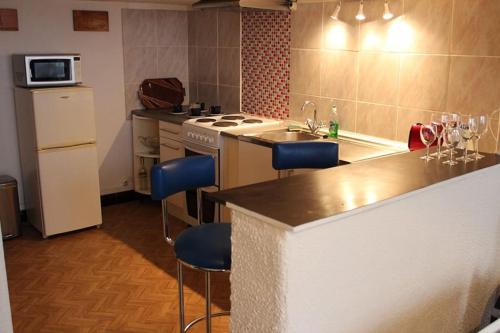 La cuisine est équipée d'une cuisinière, d'un évier et d'un réfrigérateur. dans l'établissement Petit Loft Cosy - gare centre ville - 4 personnes, à Carcassonne