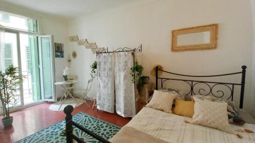 une chambre avec un lit et une fenêtre dans l'établissement Charmant studio, à Cannes