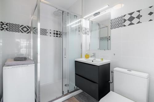W łazience znajduje się prysznic, umywalka i toaleta. w obiekcie Studio BELLE VUE - Axelle Loc'Appart w mieście Mandelieu-la-Napoule