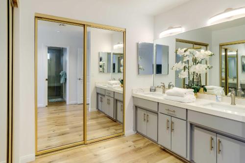 Mountain-View Home in Yucca Valley with Hot Tub! في يوككا فالي: حمام به مغسلتين ومرآتين