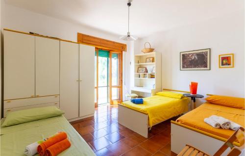 Llit o llits en una habitació de Awesome Home In Manduria With Kitchen