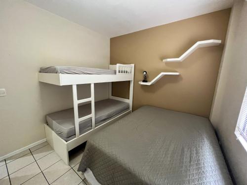 Dormitorio pequeño con litera y litera gmaxwell gmaxwell gmaxwell en Chamonix, en Itapema