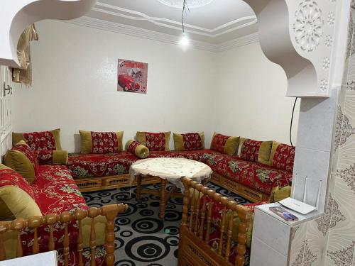 ein Wohnzimmer mit einem Sofa und einem Tisch in der Unterkunft إقامة الامل in Beni Mellal