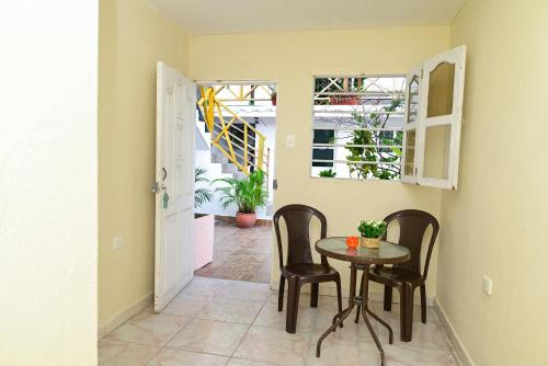 uma sala de jantar com uma mesa e cadeiras num quarto em Casa Hotel Terraza del Cabrero em Cartagena de Indias
