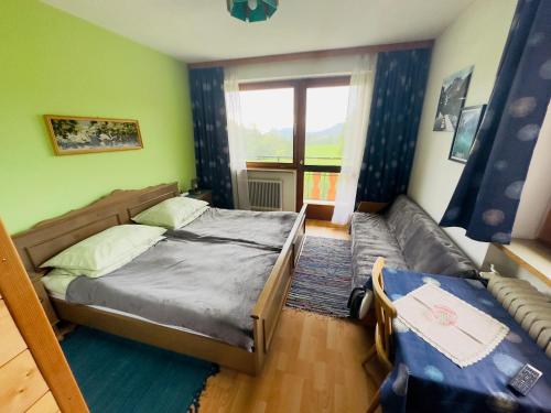 - une chambre avec un lit et un canapé dans l'établissement Urlaub am Fieglerberg, 