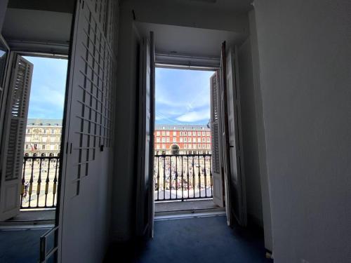 Elegant full apartment overlooking Plaza Mayor