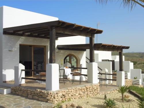 a patio of a house with a roof at La Almendra y El Gitano in Agua Amarga