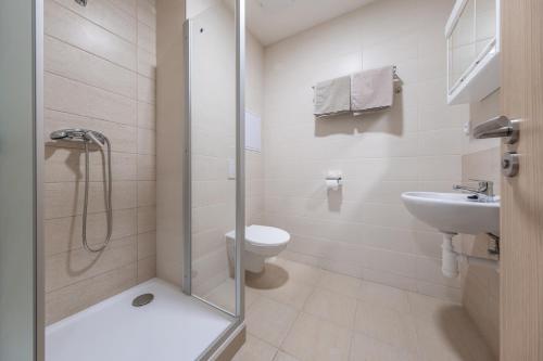 e bagno con doccia, servizi igienici e lavandino. di Penzion BIG HOUSE a Praga