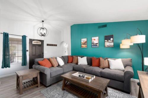 ein Wohnzimmer mit einem Sofa und einem Tisch in der Unterkunft Oraibi Oasis-A Phoenix Paradise- Pool, Spa, Putting Green, EV Charger in Phoenix