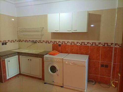 Il comprend une cuisine équipée d'un lave-linge et d'un évier. dans l'établissement appartement de vacances, à Kenitra