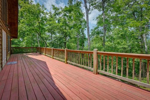 Μπαλκόνι ή βεράντα στο Marble Mountainside Escape with Wraparound Deck