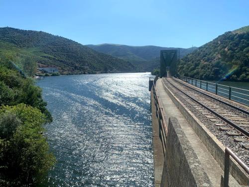 vista su un fiume da un ponte di Casa Milita a São João da Pesqueira