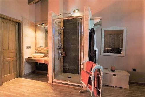 een badkamer met een douche en een wastafel bij Ambar SPA. Azagalla Rural in Casas del Abad