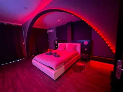 - une chambre avec un lit dans une chambre violette dans l'établissement Appart avec jacuzzi, et terrasse, à Marseille