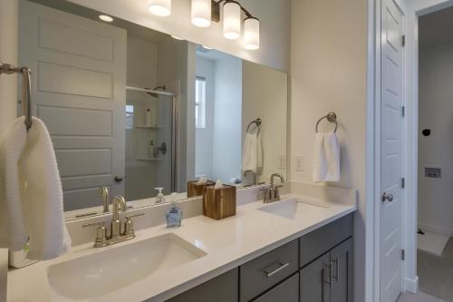 baño con 2 lavabos y espejo grande en Heber Haven with Cozy Fireplace and Mountain Views!, en Parkview Trailer Court