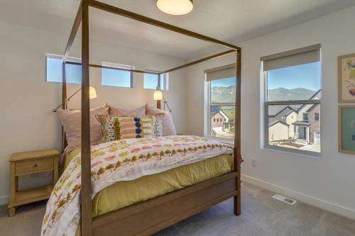 1 dormitorio con cama con dosel y ventana en Heber Haven with Cozy Fireplace and Mountain Views!, en Parkview Trailer Court