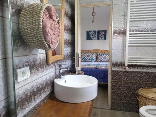 La salle de bains est pourvue d'un lavabo blanc et d'une douche. dans l'établissement Desculti prin iarba- la 6,6 km de centrul Piatra Neamt, à Piatra Neamţ