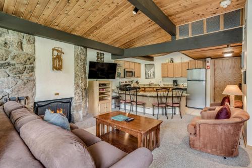 Kuchyň nebo kuchyňský kout v ubytování Laurelwood Condominiums 413