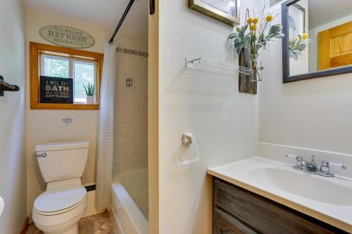 Bathroom sa Huguenot Retreat with Screened Porch and Lake Access!