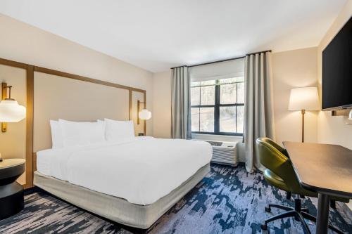 a hotel room with a bed and a desk at Fairfield by Marriott Inn & Suites North Conway in North Conway