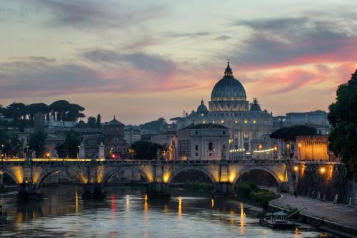 vista del Vaticano e di un ponte sul fiume di Rome city center a Roma