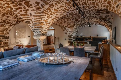 ein Wohnzimmer mit einem Tisch und Weingläsern darauf in der Unterkunft Maison Patou, superbe duplex au coeur du village du Casset, Le Monêtier les Bains, Serre Chevalier in Le Casset